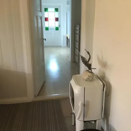Nyrestaurert Leilighet Naer Byen Og Badeplass Apartman *